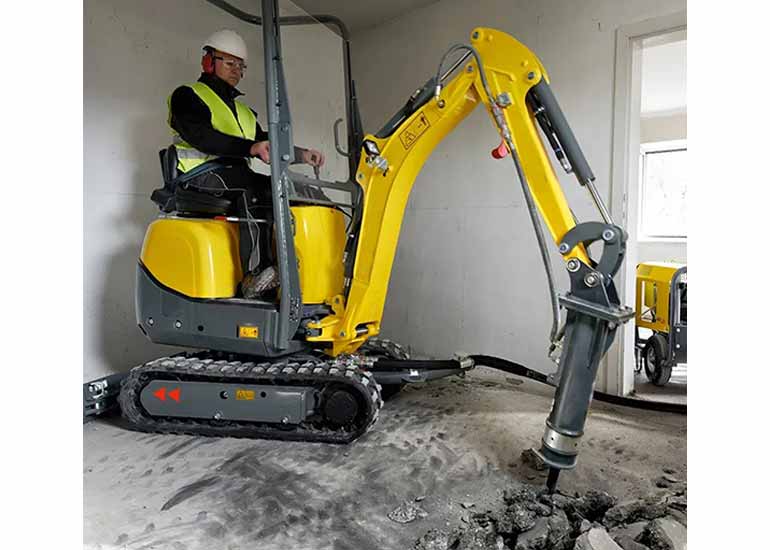 小型挖掘機的百變應用---室內建筑工程