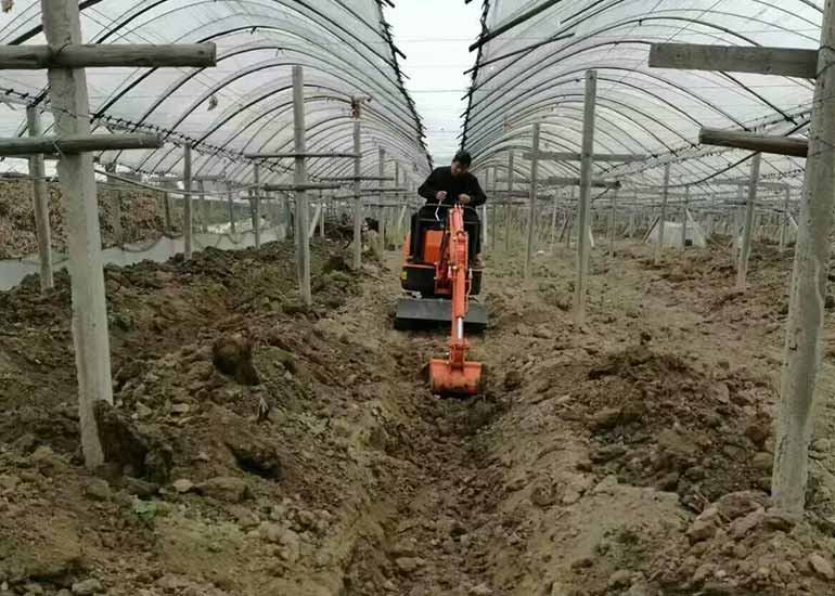小型挖掘機的百變應用---農業溫室大棚
